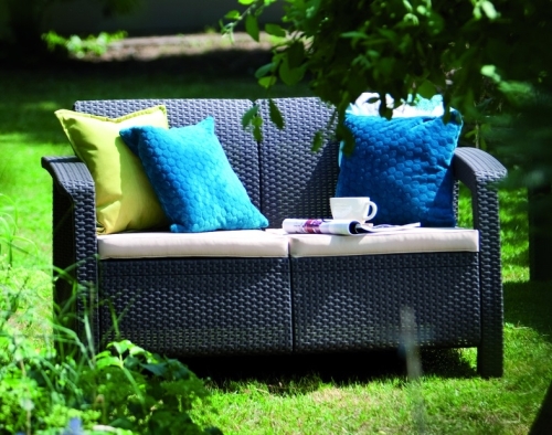 Curver Corfu love seat kerti kanapé, Bútor színe: Grafit színben, világos szürke párnával
