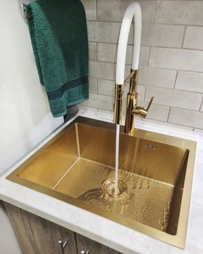 LAVEO SHIRE zuhanyfejes mosogató csaptelep rugalmas tömlővel, fehér / arany BQH_G78D